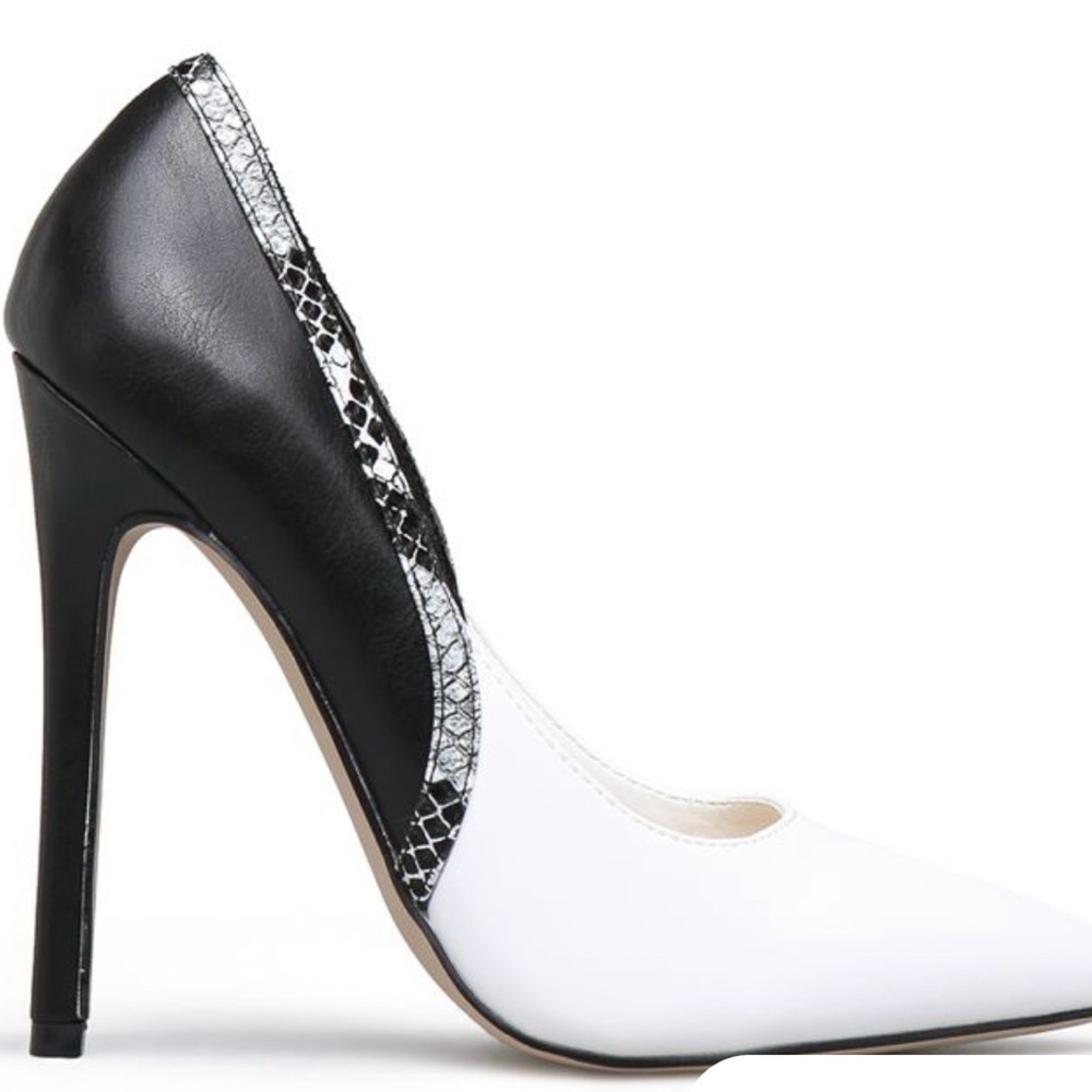 Pre-owned. Shoedazzle Genevieve white/black pump size 8. Tired on once.